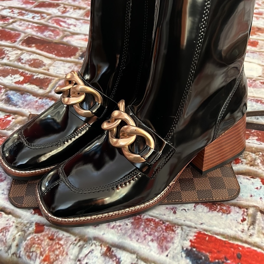 Steve Madden black patent leather with large top stitching and soft gold buckle - Picture 4 of 8